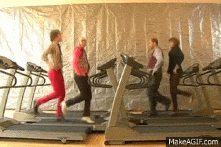 Hombres bailando en una cinta de correr. Motivacion sistema help desk.