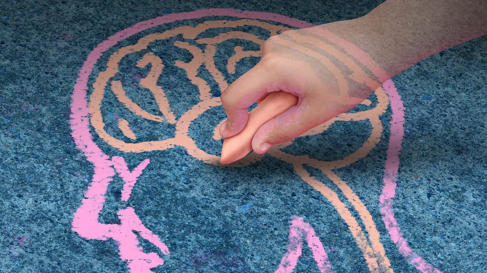 Niño dibujando un cerebro con tiza. Cómo persuadir en la atención al cliente.