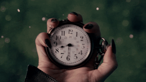 Gif persona con reloj.