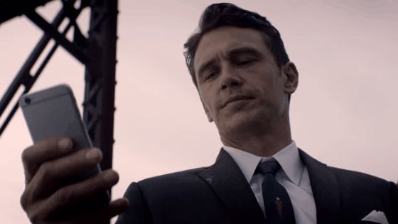 Gif hombre sostenindo celular. Ofrecer un servicio de asistencia a través de WhatsApp.