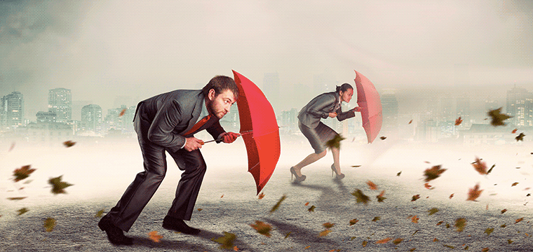 Imagen de personas que enfrentan fuertes vientos con paraguas. ventas de servicios de TI en tiempos de crisis.