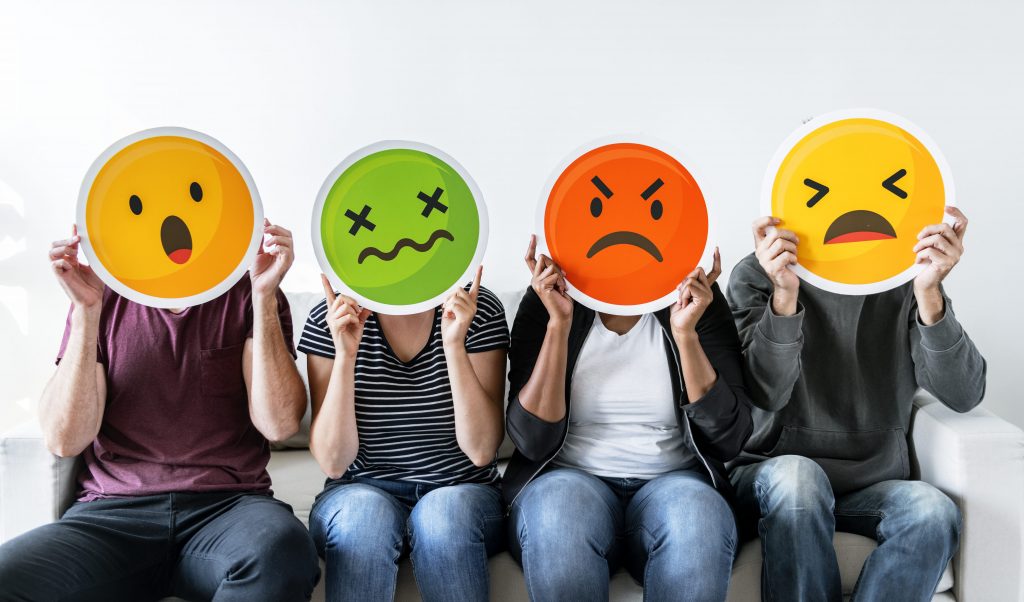 Imagen a las personas con máscaras de emojis insatisfechos, desafíos del soporte de TI en COVID-19 veces.
